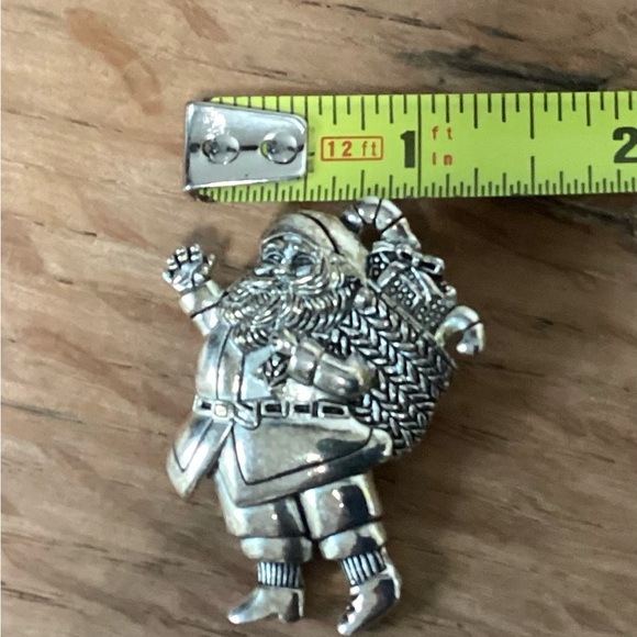 ⚫️ Vintage Santa Brooch / Charm in Silvertone by MJ Designs - Just Add A Chain - Picture 9 of 10